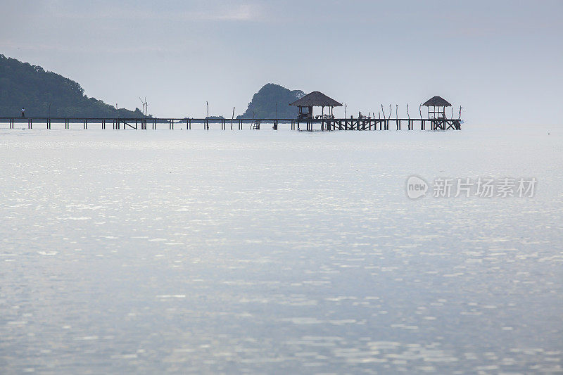 长木桥在美丽的热带岛屿海滩- Koh Mak在Trat，泰国。
